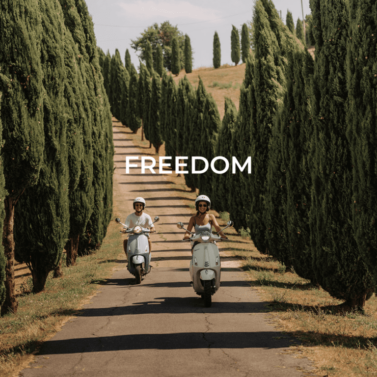 2 personen op een Vespa in Toscane tussen de wijngaarden en cipressen,Zwei Personen auf der Vespa fahren durch eine malerische Landschaft in der Toskana, umgeben von Schirm-Pinienbäumen