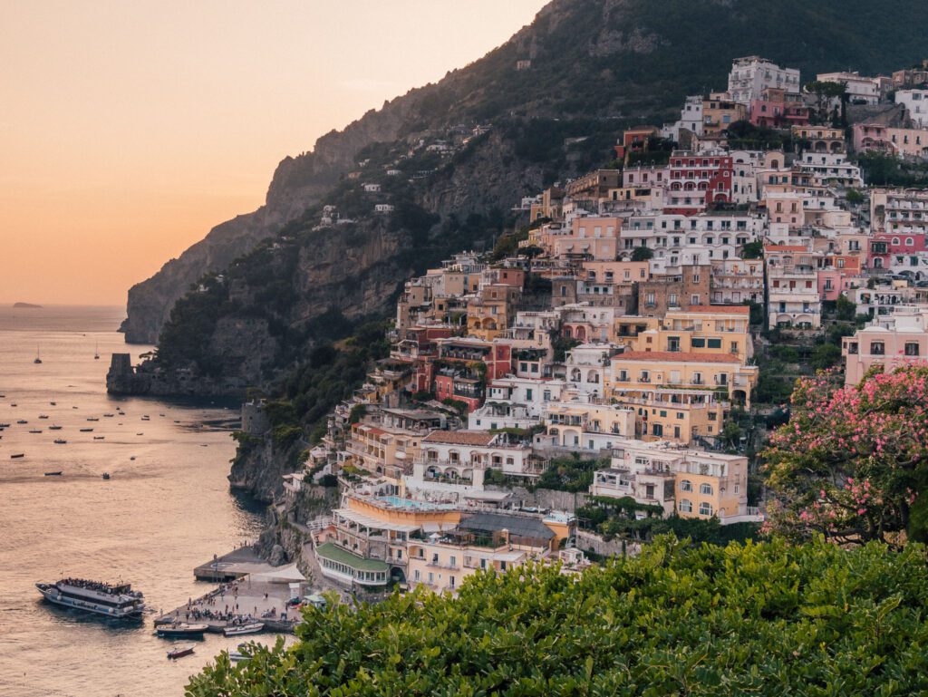 Positano during sunset on The Vespa Trip Positano tijdens zonsondergang op Vespa tour Amalfi